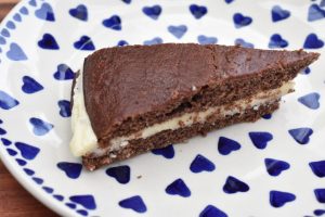 DSC_0172 • nogetiovnen.dk Brun lagkage med smørcreme - opskrift på gammeldags lagkage