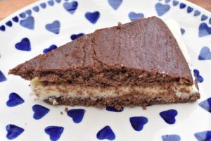 DSC_0173 • nogetiovnen.dk Brun lagkage med smørcreme - opskrift på gammeldags lagkage