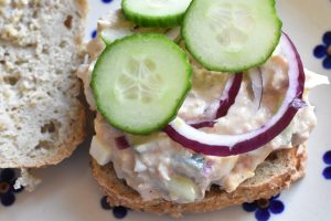 Spicy tunsalat med æg - nem opskrift på salat med tun