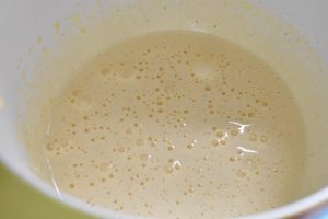 Vandbakkelser med råcreme og jordbær - opskrift