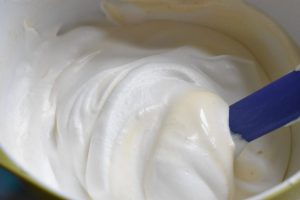 Vandbakkelser med råcreme og jordbær - opskrift