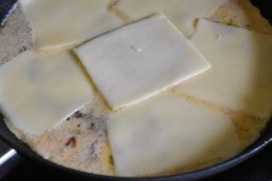 Frittata med grønne asparges, rødløg og ost