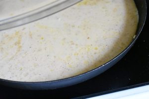 Frittata med grønne asparges, rødløg og ost