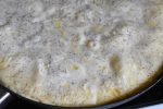 Frittata med grønne asparges, rødløg og ost