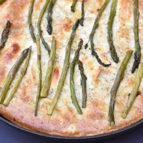 Frittata - med grønne asparges, rødløg og ost