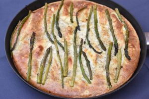 Frittata - med grønne asparges, rødløg og ost