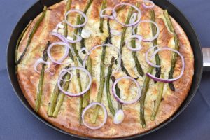 Frittata - med grønne asparges, rødløg og ost
