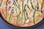 Frittata - med grønne asparges, rødløg og ost