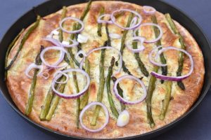 Frittata - med grønne asparges, rødløg og ost