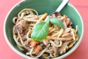 One pot spaghetti bolognese med hakket kylling - nem opskrift