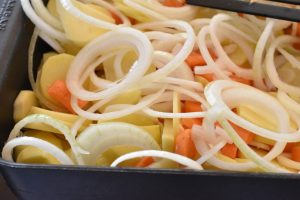 Baconruller i fad med flødekartofler - lækker ovnret