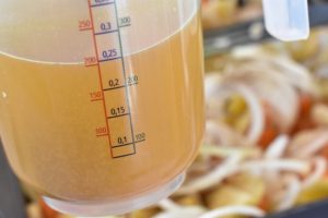 Baconruller i fad med flødekartofler - lækker ovnret