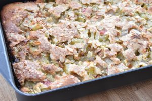 Rabarberkage med ingefær - bradepandekage med rabarber