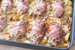 Baconruller i fad med flødekartofler - lækker ovnret