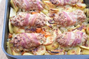 Baconruller i fad med flødekartofler - lækker ovnret