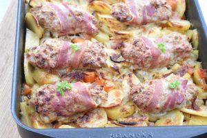 Baconruller i fad med flødekartofler - lækker ovnret