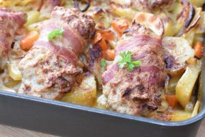 Baconruller i fad med flødekartofler - lækker ovnret