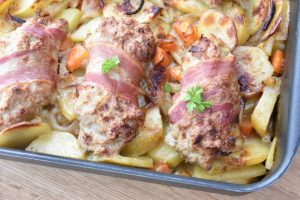 Baconruller i fad med flødekartofler - lækker ovnret