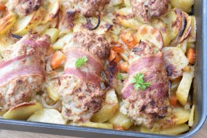 Baconruller i fad med flødekartofler - lækker ovnret