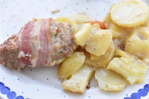 Baconruller i fad med flødekartofler - lækker ovnret