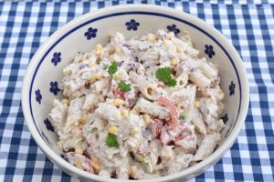Pastasalat med tun og dressing - nem opskrift
