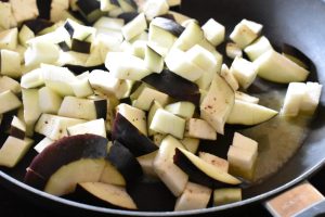 Aubergine salat med feta - opskrift på varm auberginesalat