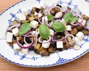 Aubergine salat med feta - opskrift på varm auberginesalat
