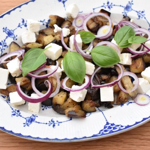 Aubergine salat med feta - opskrift på varm auberginesalat