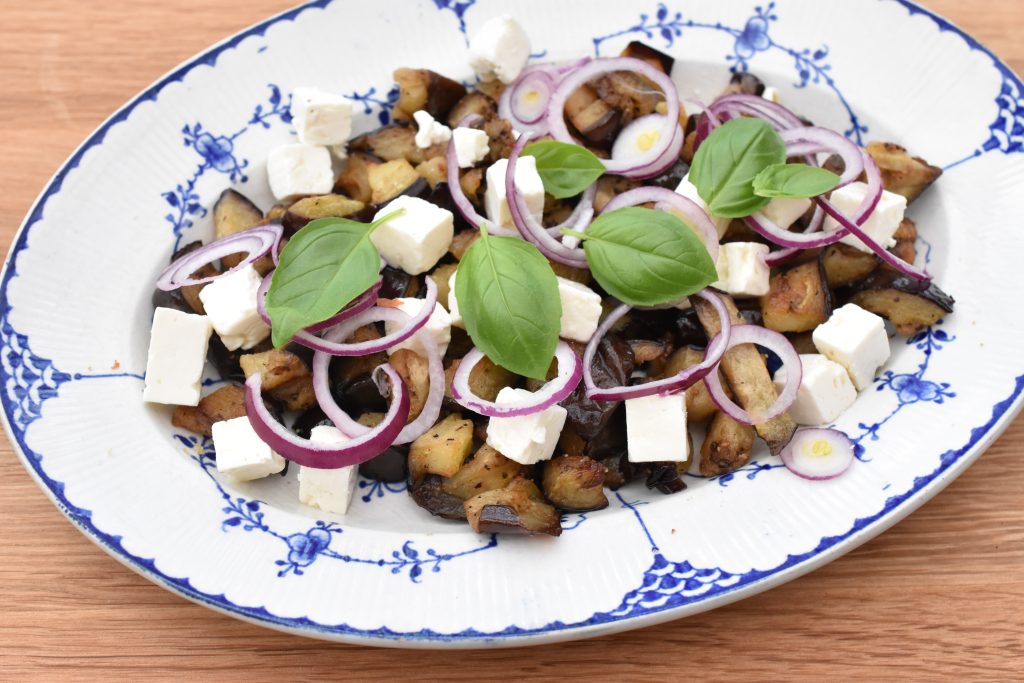 Aubergine salat med feta - opskrift på varm auberginesalat