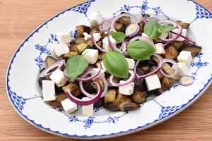 Aubergine salat med feta - opskrift på varm auberginesalat