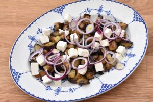 Aubergine salat med feta - opskrift på varm auberginesalat