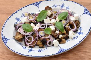 Aubergine salat med feta - opskrift på varm auberginesalat