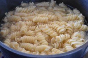 Pastasalat med pikantost - cremet og lækker - nem opskrift