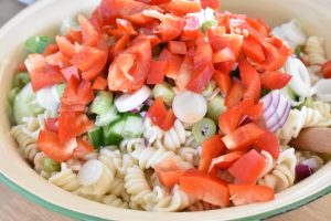 DSC_1033 • nogetiovnen.dk Pastasalat med pikantost - cremet og lækker - nem opskrift