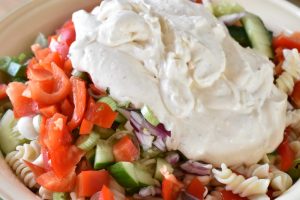 Pastasalat med pikantost - cremet og lækker - nem opskrift