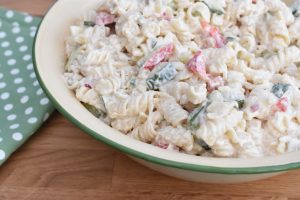 Pastasalat med pikantost - cremet og lækker - nem opskrift