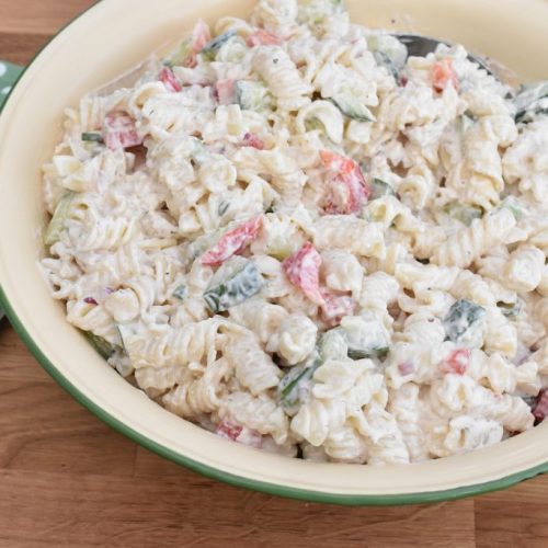 Pastasalat med pikantost - cremet og lækker - nem opskrift