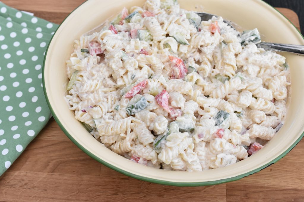 Pastasalat med pikantost - cremet og lækker - nem opskrift