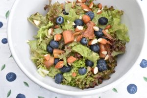 Salat med blåbær, rabarber og dressing - opskrift