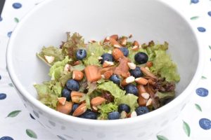 Salat med blåbær, rabarber og dressing - opskrift