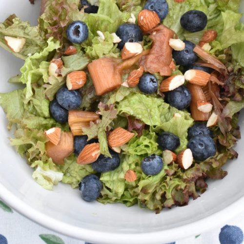 Salat med blåbær, rabarber og dressing - opskrift