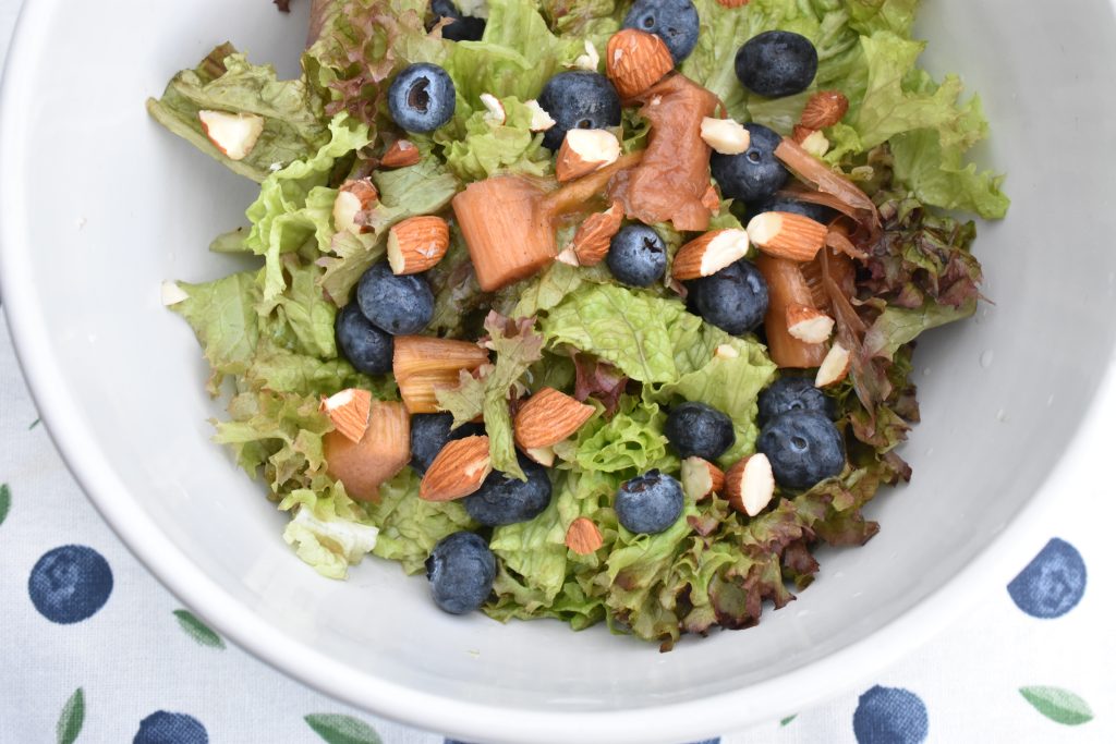 Salat med blåbær, rabarber og dressing - opskrift