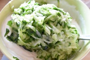 Tzatziki med skyr - sund og frisk - nem opskrift