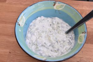 Tzatziki med skyr - sund og frisk - nem opskrift 