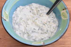 Tzatziki med skyr - sund og frisk - nem opskrift 