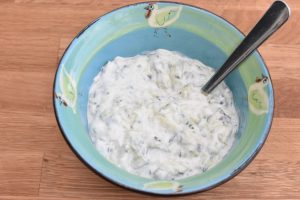 Tzatziki med skyr - sund og frisk - nem opskrift 