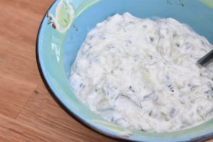 Tzatziki med skyr - sund og frisk - nem opskrift 