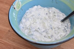 Tzatziki med skyr - sund og frisk - nem opskrift 
