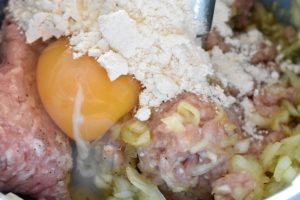 Farsruller med bacon på pande - af frikadellefars