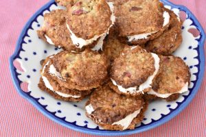 DSC_0737 • nogetiovnen.dk Cookie sandwich med rabarbersmørcreme - lækker sommerdessert